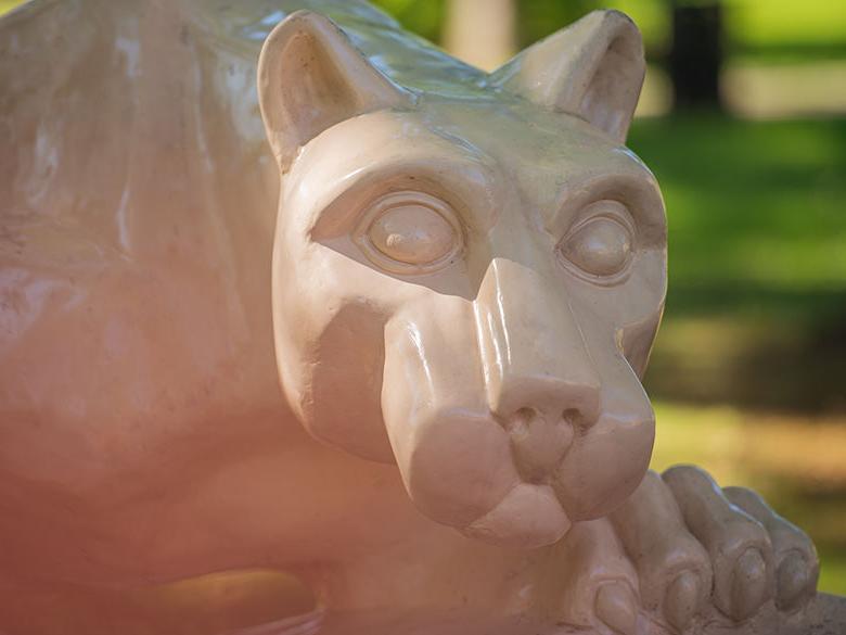 A close-up of the lion shrine at <a href='http://wedgwoodes.keramicke-plocice.net'>十大网投平台信誉排行榜</a>阿尔图纳分校